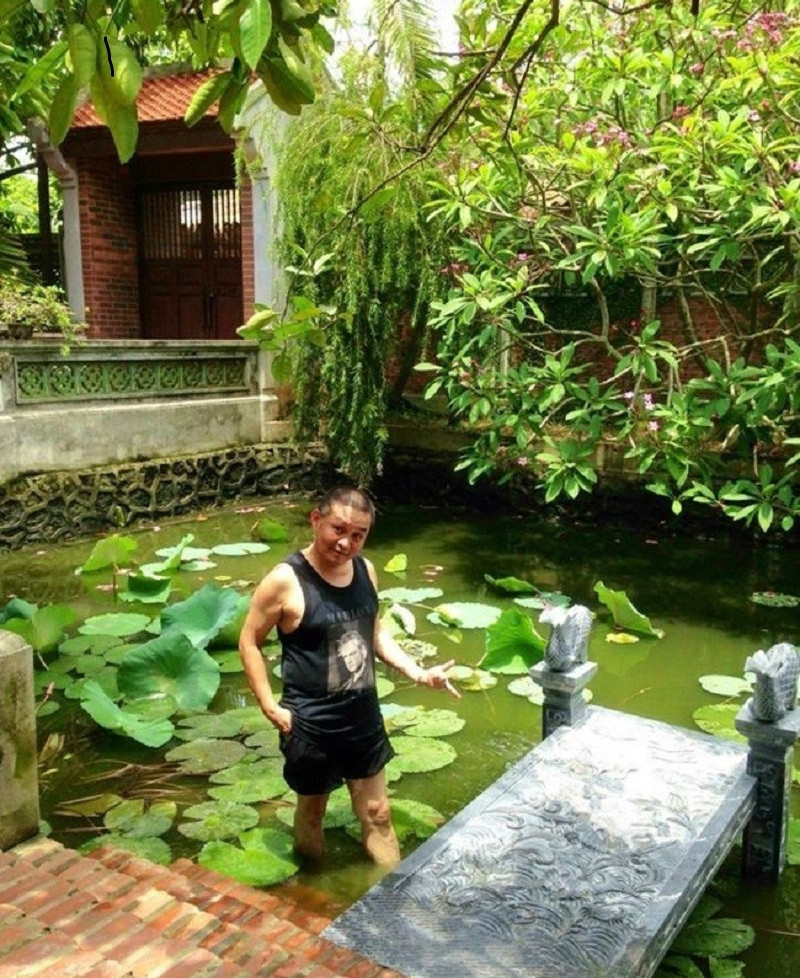 Xuân Hinh thiết kế một ao cá nhỏ ngay trong khu vực sân nhà. Ảnh: Internet