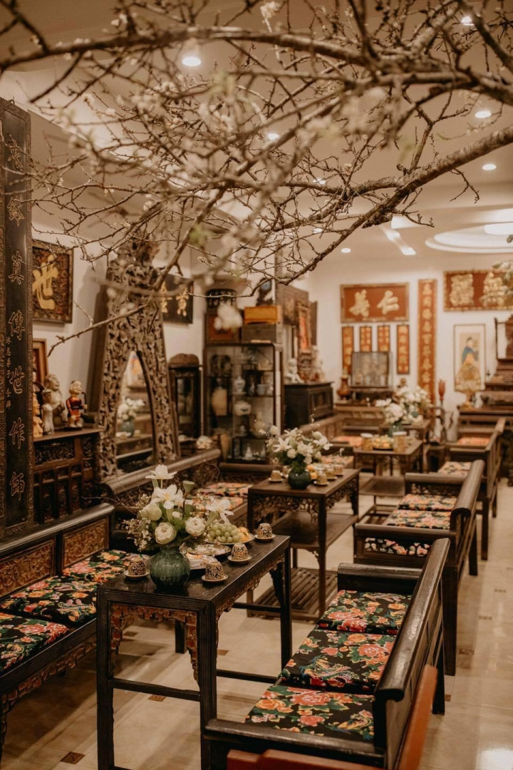 Nội thất toàn gỗ quý được bài trí theo phong cách hoài cổ. Ảnh: FBNV