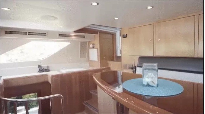 Chưa hết, độ xa xỉ của du thuyền còn được thể hiện ở thủy sinh Aquavista Panoramic Wall nặng 68kg được bọc vàng 24 carat và một chai rượu sang trọng đính kim cương 18,5 carat - một trong những loại hiếm nhất thế giới. Ảnh chụp màn hình