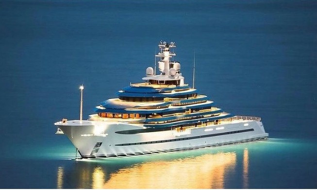 Nhà thiết kế Stuart Hughes nổi tiếng người Anh đã mất hơn 3 năm để hoàn thành siêu du thuyền dát vàng này. Ảnh: Therichest