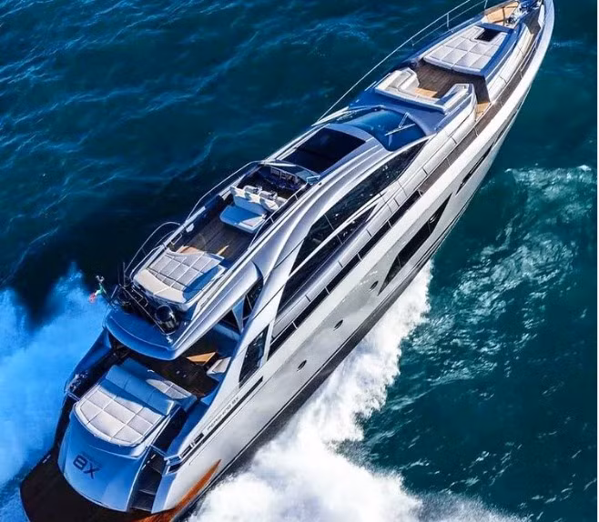 Chiếc du thuyền này được cho là thuộc sở hữu của một tỷ phú người Malaysia Robert Kuok. Ông được cho là đã chi một phần ba trong số tài sản 12,8 tỷ USD của mình khi trả 4,8 tỷ USD cho chiếc du thuyền này. Ảnh: Therichest