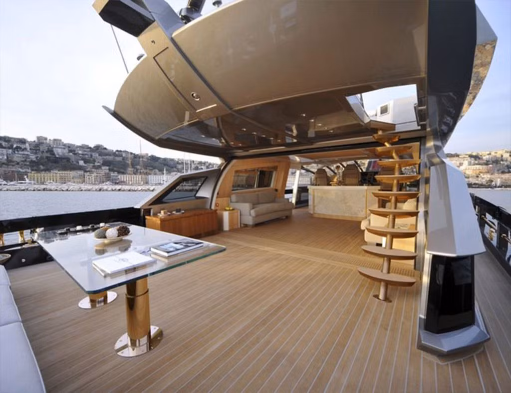 Chiếc siêu du thuyền được phủ bởi 100.000kg vàng, bạch kim, đồ trang sức quý giá cùng bức tường làm từ đá thiên thạch với xương khủng long bạo chúa Tyrannosaurus Rex. Ảnh: Supercarblondie