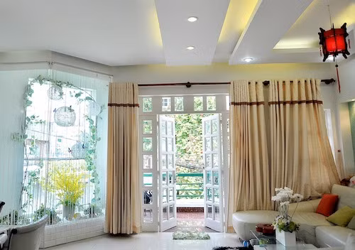 Nam danh hài còn bố trí nhiều cửa sổ để đón gió vào nhà. Ảnh: FBNV