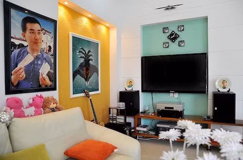 Nghệ sĩ Nhật Cường chuộng những thiết kế gỗ và các đò có gam màu nhã nhặn để trang trí cho căn nhà. Ảnh: FBNV