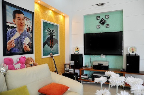 Nghệ sĩ Nhật Cường chuộng những thiết kế gỗ và các đò có gam màu nhã nhặn để trang trí cho căn nhà. Ảnh: FBNV