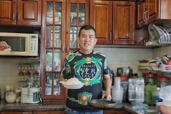 Gian bếp được thiết kế với các kệ tủ gỗ truyền thống. Ảnh: Vietnamnet