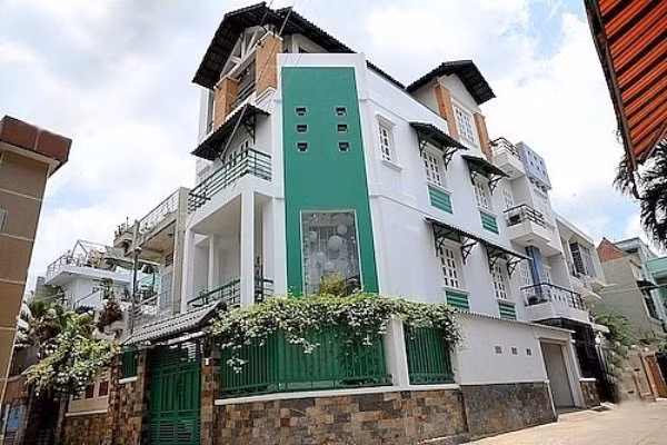 Căn nhà có cấu trúc một trệt, 3 lầu, tổng diện tích hơn 300m2, trị giá khoảng 17 tỷ đồng. Ảnh: Yan