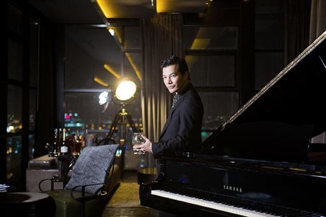 Những chiếc đèn pha lê đắt giá là điểm nhấn ấn tượng trong căn hộ. Nguồn ảnh: FBVN