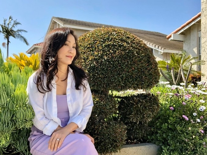 Mẹ ruột và Hồng Đào thay nhau chăm sóc khu vườn.