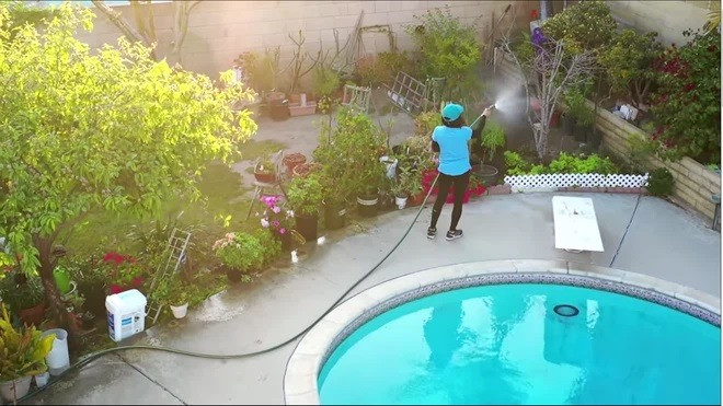 Những lúc rảnh rỗi, nữ nghệ sĩ tự tay tưới cây quanh khu vực hồ bơi.