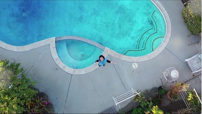Hồ bơi trong biệt thự của Hồng Đào nhìn từ trên cao.