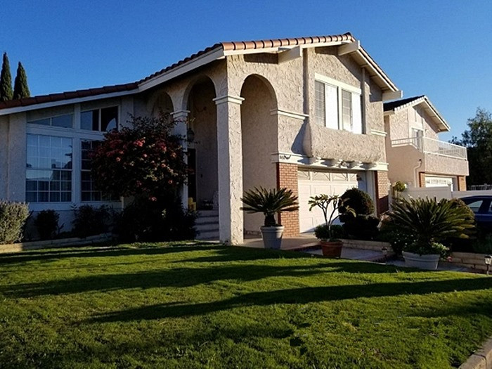 Phía trước biệt thự là thảm cỏ xanh mướt.