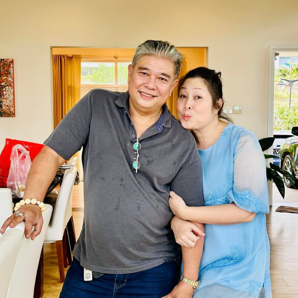 Ở tuổi 54, dù không còn hào quang showbiz nhưng nam tài tử Lê Tuấn Anh khiến nhiều người ngưỡng mộ bởi một gia đình hạnh phúc, đủ nếp đủ tẻ. Ảnh: FB Hong Van