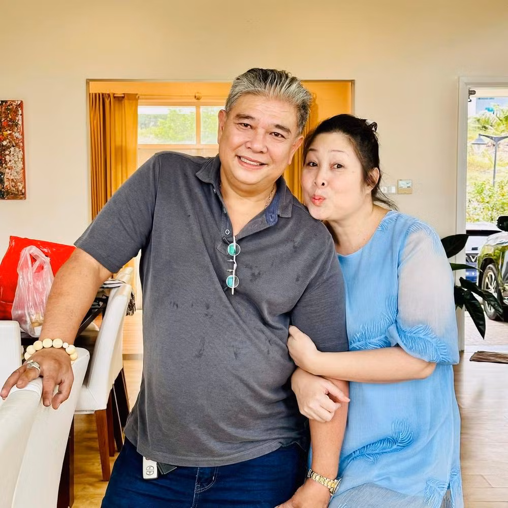 Ở tuổi 54, dù không còn hào quang showbiz nhưng nam tài tử Lê Tuấn Anh khiến nhiều người ngưỡng mộ bởi một gia đình hạnh phúc, đủ nếp đủ tẻ. Ảnh: FB Hong Van