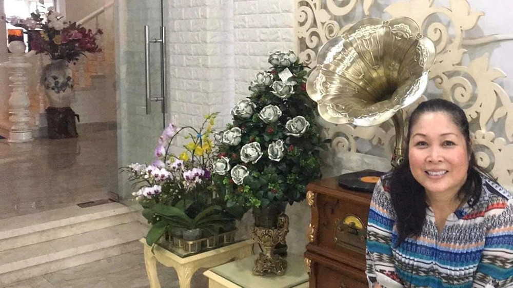 Trong nhà có những món đồ trang trí mang phong cách cổ điển. Ảnh: FBNV