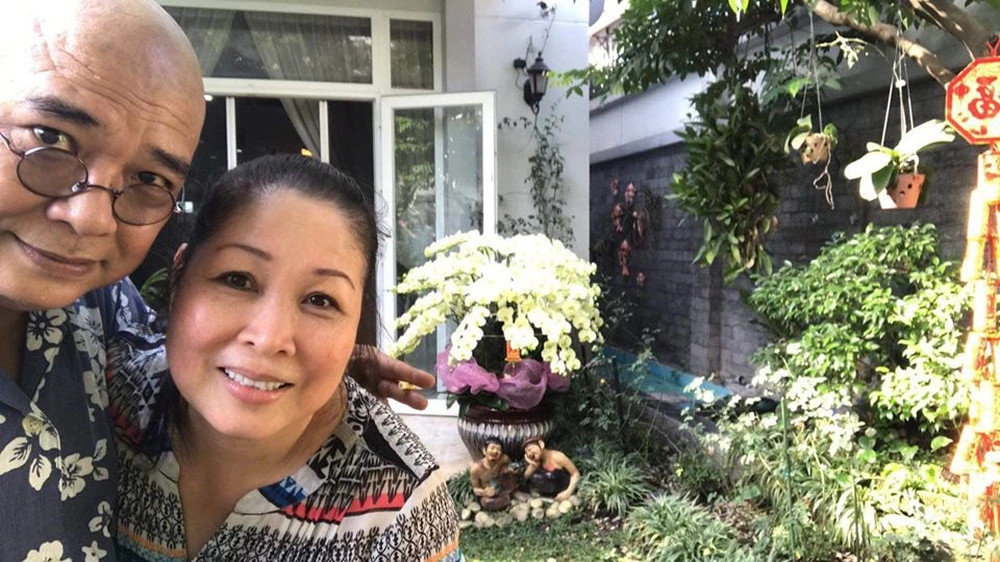 Căn nhà của vợ chồng Lê Tuấn Anh ở TP HCM có một khoảng sân vườn rộng rãi thoáng đãng, trồng nhiều loại cây khác nhau. Ảnh chụp màn hình