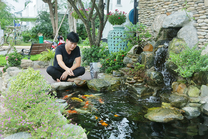 Trong nhà nam ca sĩ thiết kế một hồ cá Koi đẹp mắt. Ảnh: Ngoisao