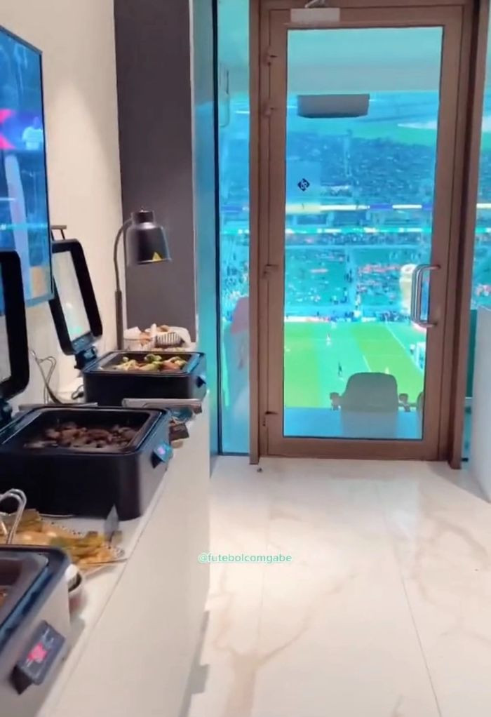 Khán giả có thể đứng ở ban công để xem hay thậm chí là nằm trên giường cũng xem được những trận đấu hấp dẫn phía dưới. Ảnh: TikTok @nael_abualteen