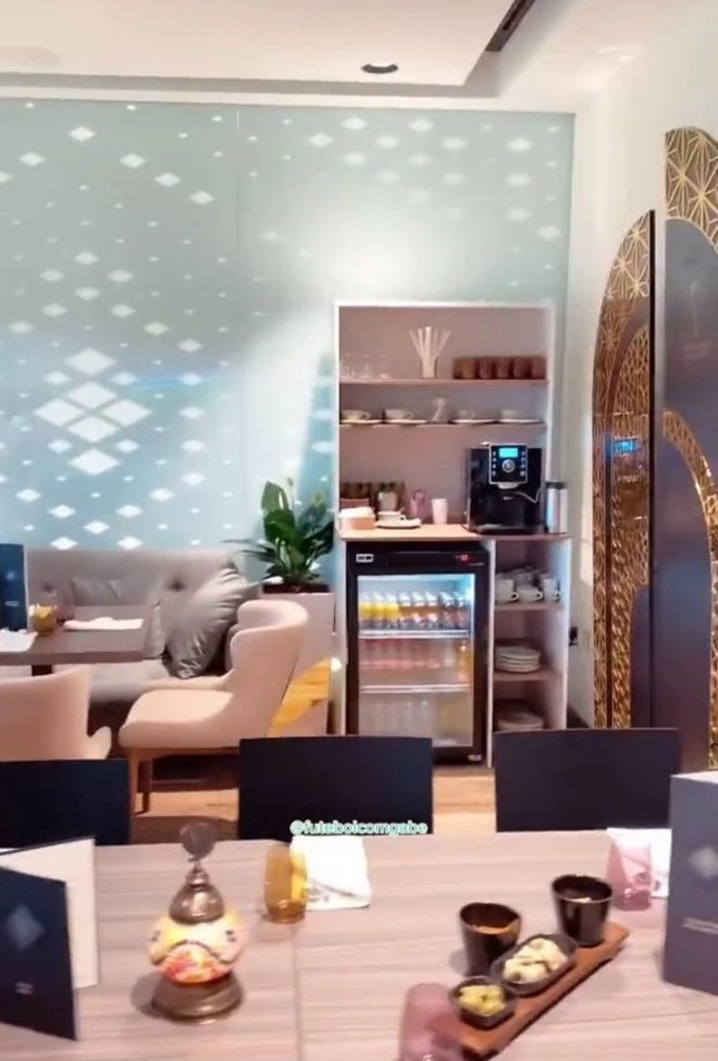 Nội thất trong phòng cổ vũ hạng sang rất đầy đủ, mang đến cảm giác như đang ở nhà. Ảnh: TikTok @nael_abualteen