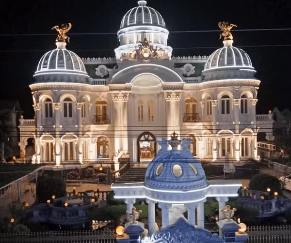 Hồi tháng 2/2022, trang Odditycentral đăng tải căn biệt thự dát vàng của đại gia Thanh Hoá và dành nhiều lời khen "có cánh".