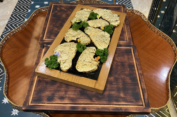 Đáng chú ý, có khách hàng đặt miếng thịt bò dát vàng xa xỉ. Theo đó, hộp quà Tết thịt bò dát vàng nặng 1kg, giá bán 30 triệu đồng. Ảnh: Facebook