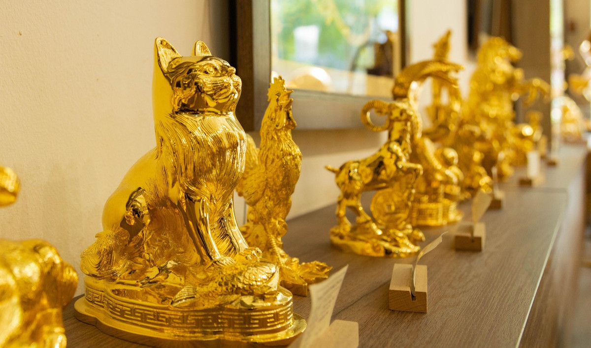 Những món quà hình mèo mạ vàng 24k khá đắt khách dù giá từ vài triệu đến hàng chục triệu đồng, tùy vào kích thước, hình dáng của mỗi loại. Ảnh: VTCNews