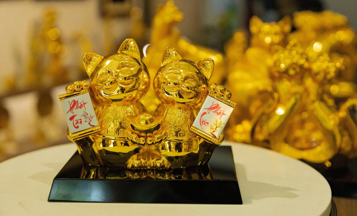 Bên cạnh đó, nhiều tượng linh vật mèo dát vàng 24k đã được nhiều người săn đón từ trước Tết gần 2 tháng. Ảnh: VTCNews