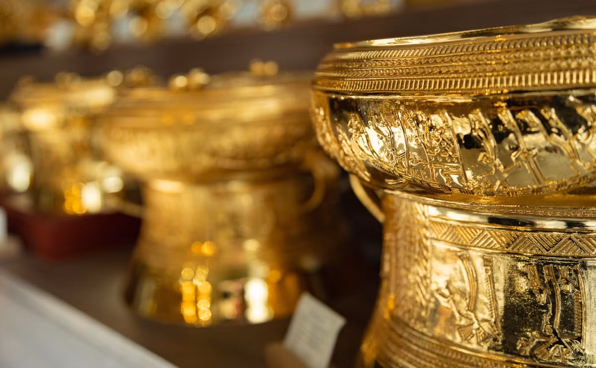 Trống đồng mạ vàng 24k cũng là những món đồ được khách ưa chuộng làm quà Tết 2023. Ảnh: VTCNews