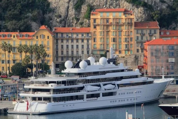 Du thuyền Katara dài gần 125m, được trang bị đầy những tiện nghi sang trọng và đẳng cấp nhất.