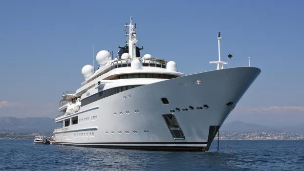 Chiếc du thuyền được đóng bởi hãng Lürssen danh tiếng ở Đức, nặng 7.922 tấn cung cấp không gian đủ lớn để tạo ra một "thành phố nổi".