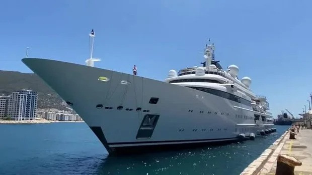 Các tiện nghi khác trên du thuyền bao gồm hồ bơi, phòng tập thể dục và spa, bồn tắm nước nóng trên boong và quầy bar chính chiếm tới 2 boong.