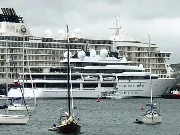 Với quy mô lớn như vậy, cung điện nổi có sức chứa gần 35 khách và 90 thuyền viên.