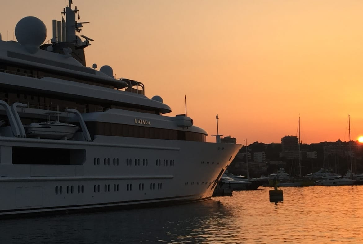 Đáng chú ý, dù đầy đủ tiện nghi sang trọng bậc nhất, mọi thứ kể cả hồ bơi của Karata đều được đặt bên trong chứ không lộ ra ở boong ngoài.