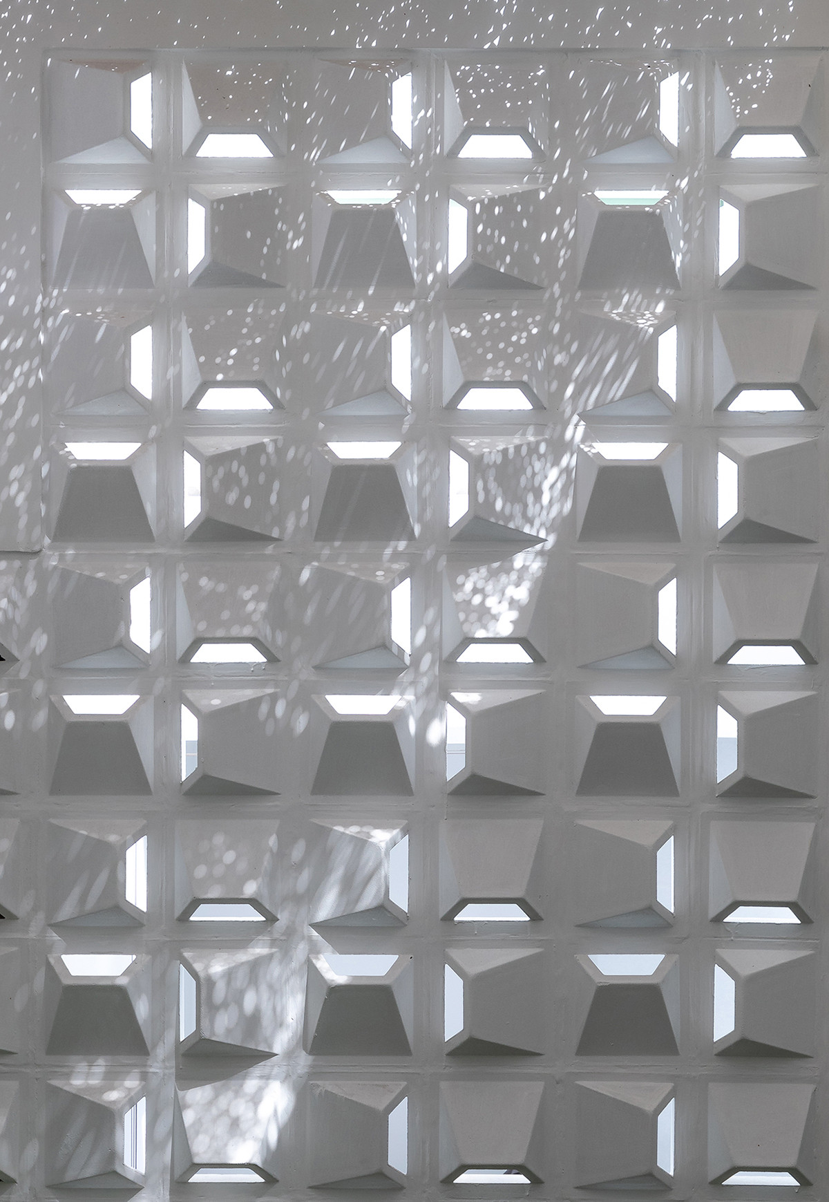 Việc sử dụng gạch kính và gạch bông gió bảo sự riêng tư cho giải pháp không gian mở bên trong nhà những vẫn cung cấp đủ ánh sáng.