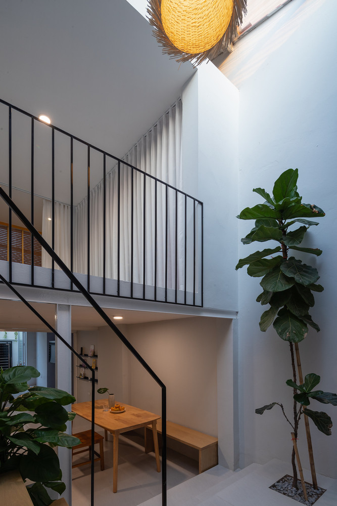 Việc nâng sàn phòng ngủ tạo nên sự mới mẻ, khô ráo cùng với tầm nhìn bao quát của căn nhà.