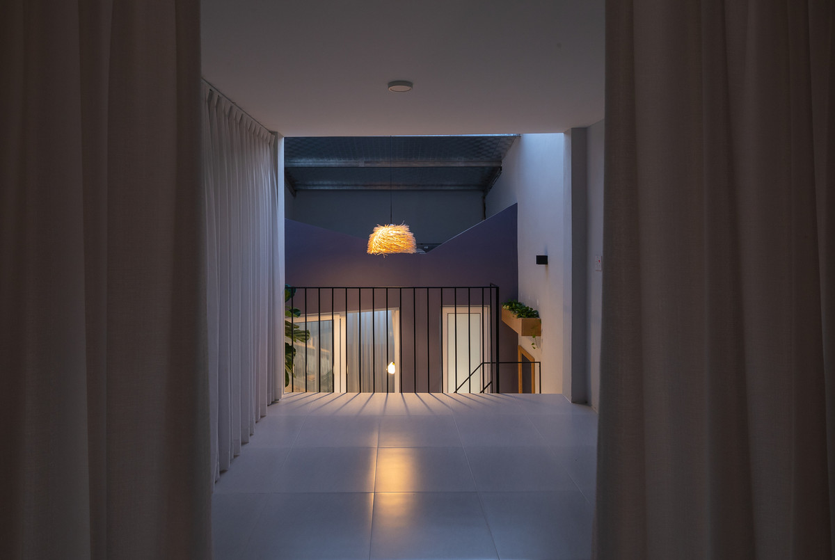 Thay đổi mái nhà giải quyết thành công các vấn đề về ánh sáng và nhiệt độ. Tầng lửng được gia cố bằng hệ thống dầm cột thép hình chữ I.