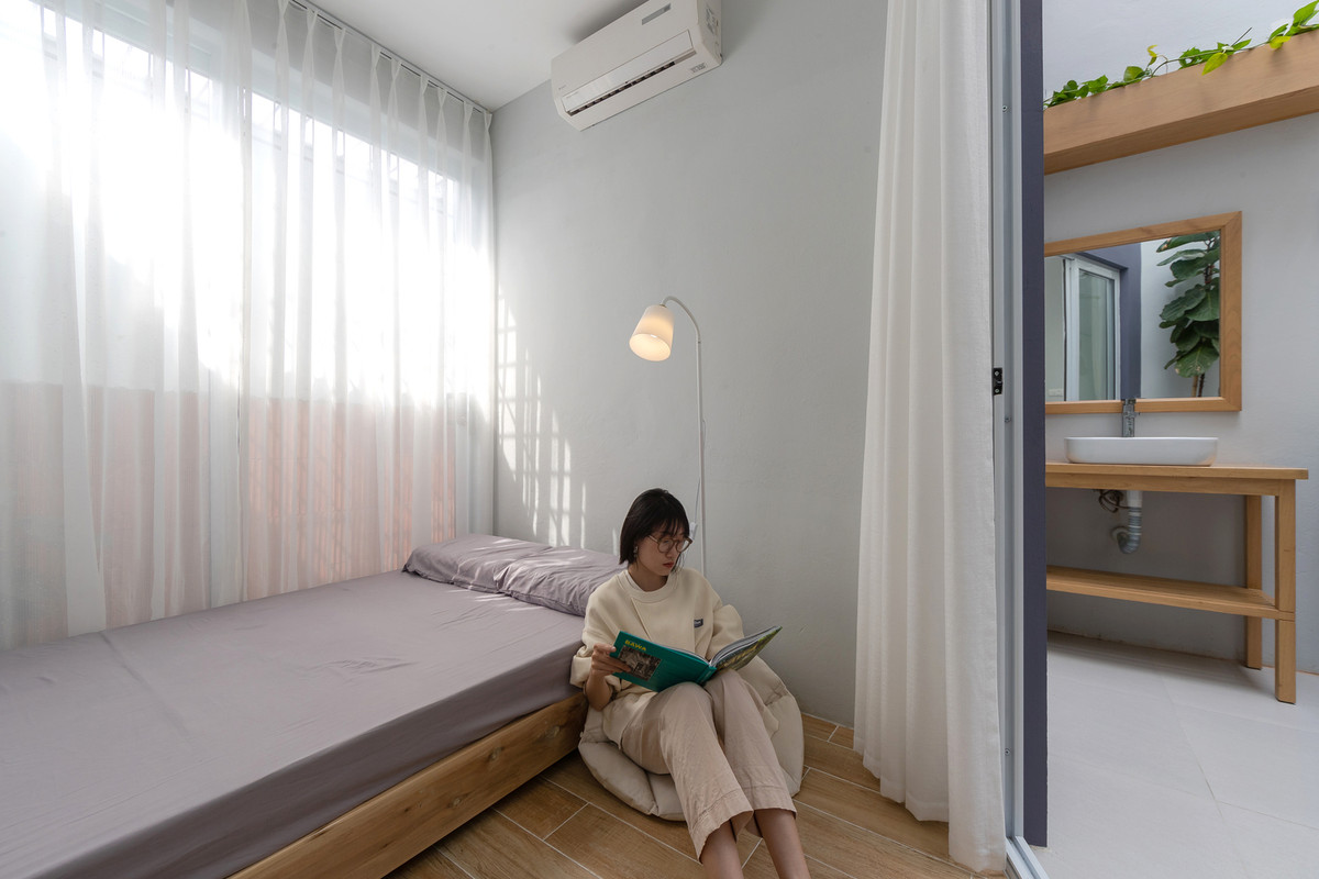 Điểm nhấn của ngôi nhà là không gian đệm trước phòng ngủ, là điểm kết nối giữa tầng trệt và tầng lửng, phòng ngủ, phòng khách.