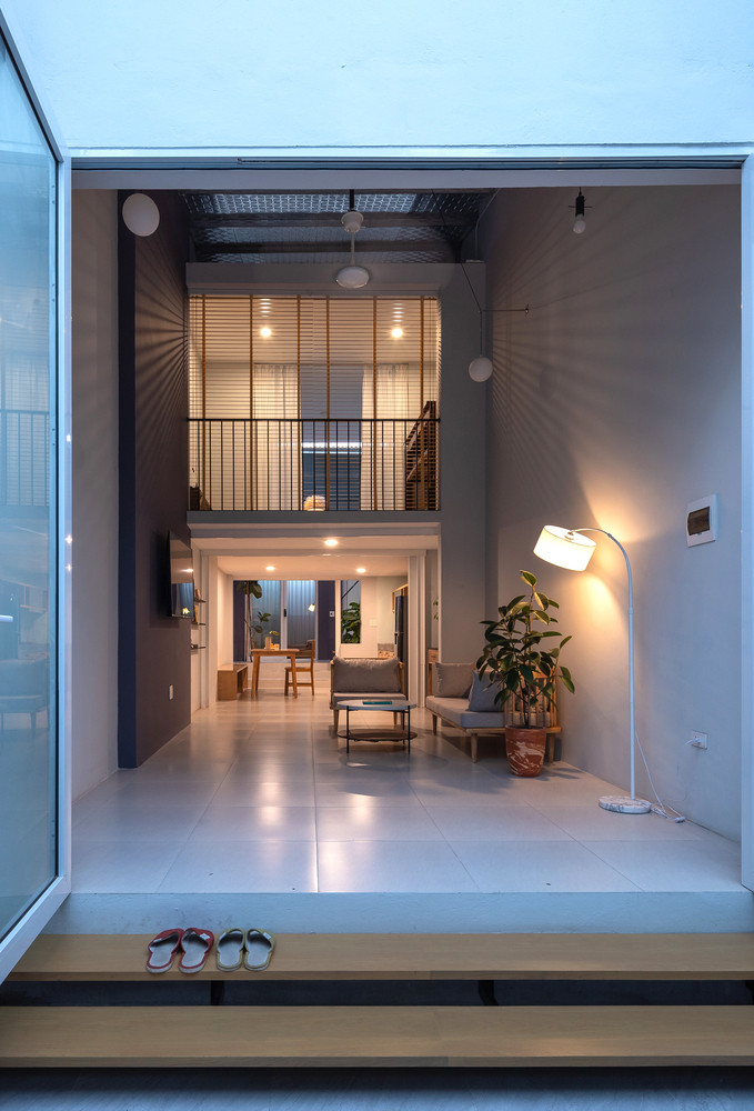 Gia chủ là một cô gái độc thân quyết định giữ lại và sửa sang lại căn nhà gắn bó sâu sắc với những kỉ niệm tuổi thơ của cô.