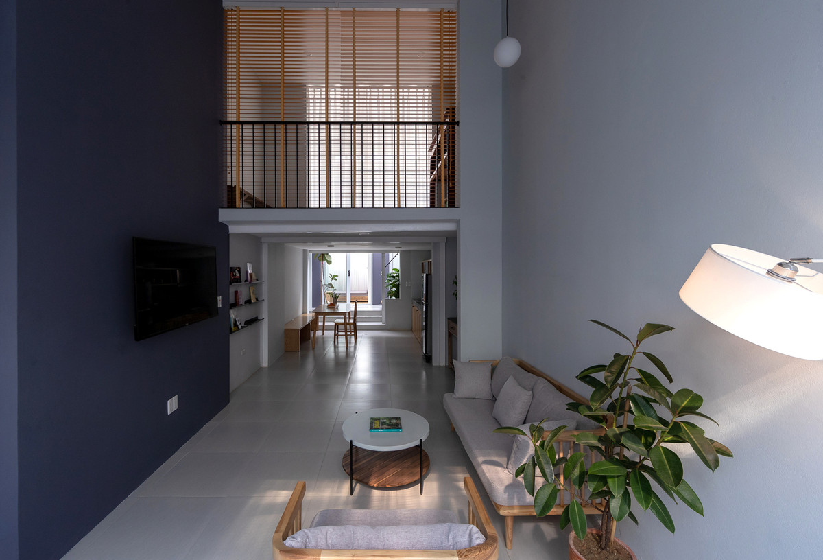 Vì vậy, kiến trúc sư đã đưa ra giải pháp thay đổi, bố trí lại các khu vực chức năng bằng cách hoán đổi vị trí bếp ăn và phòng ngủ đồng thời đưa cầu thang ra khỏi gác lửng.