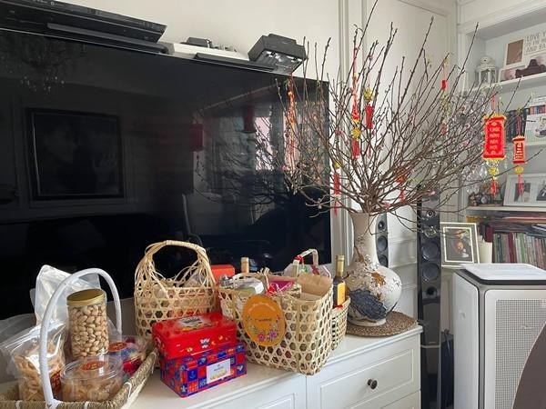 Qua loạt ảnh đời thường, có thể thấy căn hộ của Thuý Diễm - Lương Thế Thành khá sang trọng, có tông trắng chủ đạo.