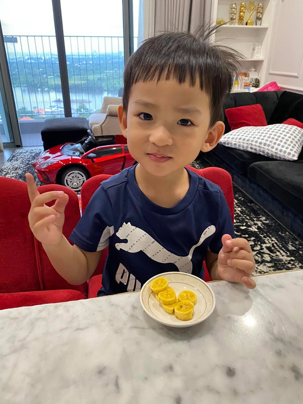 Từ phòng khách có thể nhìn ra con sông bên cạnh.