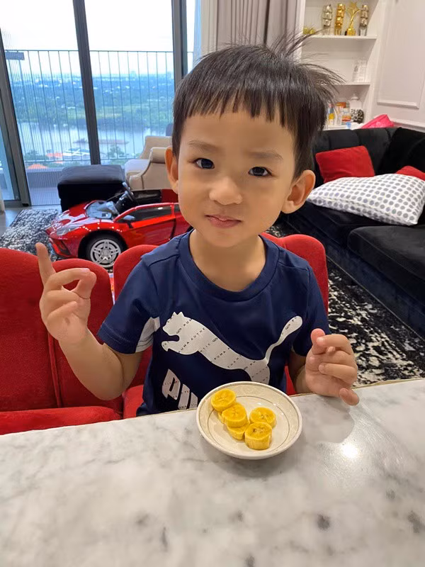 Từ phòng khách có thể nhìn ra con sông bên cạnh.