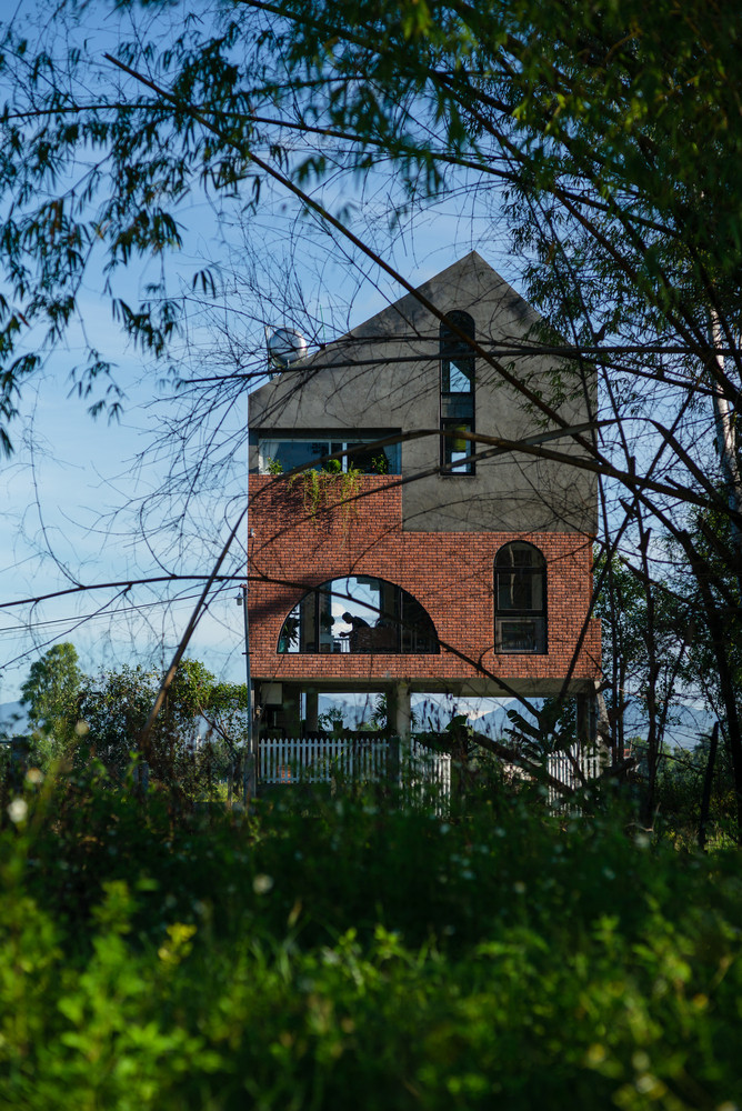 Do đó, giải pháp được kiến trúc sư lựa chọn là bỏ trống tầng trệt, đưa các công năng chính lên các tầng trên.