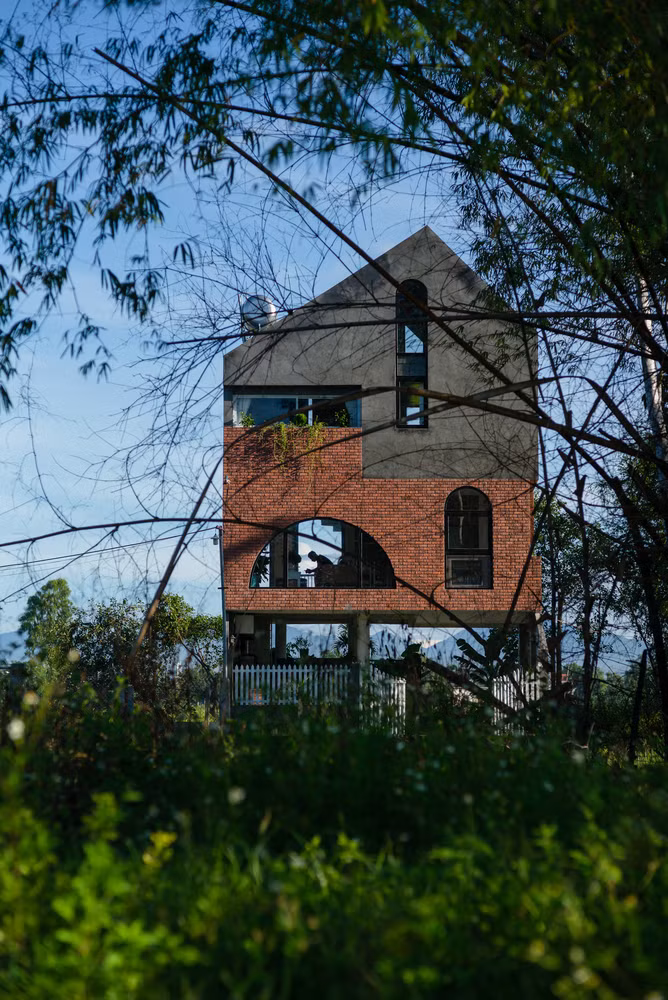 Do đó, giải pháp được kiến trúc sư lựa chọn là bỏ trống tầng trệt, đưa các công năng chính lên các tầng trên.