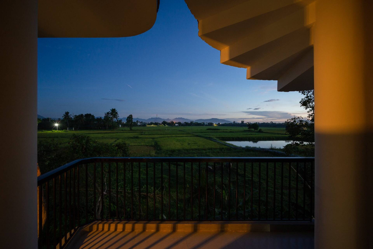 Từ nhà, gia chủ có thể ngắm trọn vẹn bình minh, hoàng hôn hay cảnh sắc thiên nhiên thay đổi từng giờ.