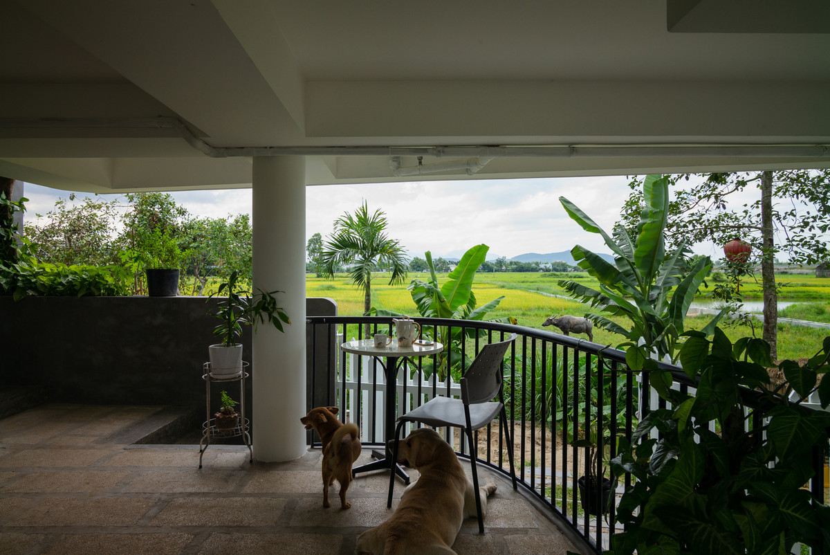 Tầng một chủ yếu là chỗ để xe và không gian uống cà phê sáng và trà chiều của gia chủ. Tầng hai và phần sàn để xe lần lượt cao 3,6 m và 1,2 m so với mặt sân tầng một.