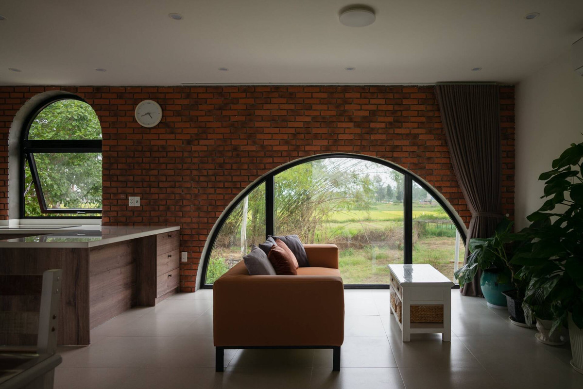 Kiến trúc sư cũng tận dụng các mảng cửa kính lớn để có thể ngắm nhìn trọn vẹn cảnh quan bên ngoài. Nguồn ảnh: Quang Tran