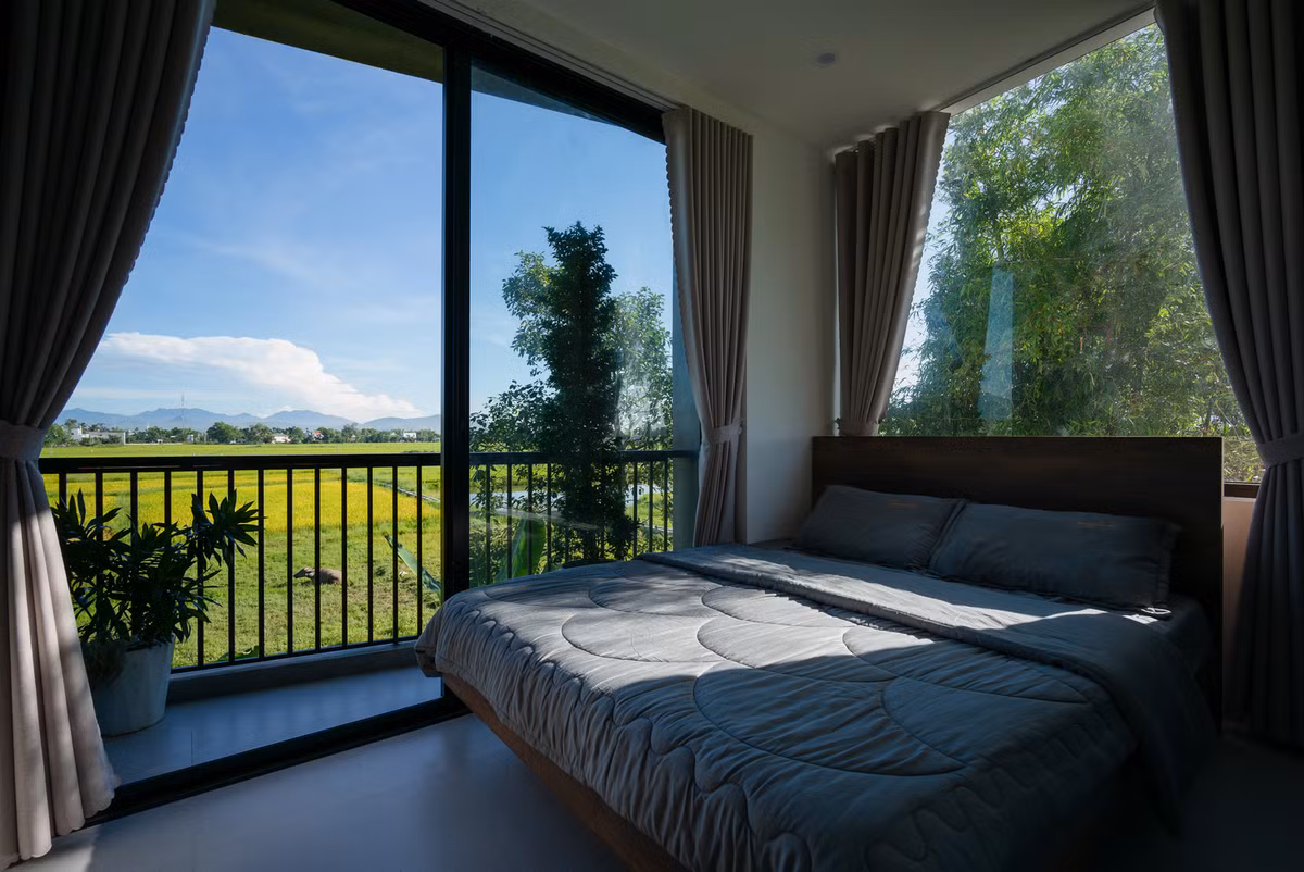 Phòng ngủ hướng tầm nhìn ra ruộng lúa, thiên nhiên yên bình phía ngoài.