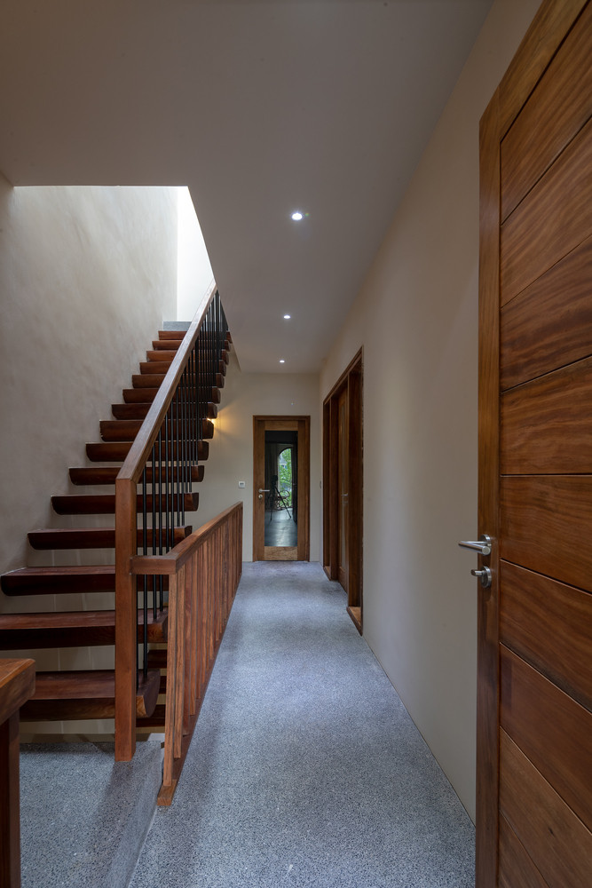  Căn nhà cũ vốn không có sự liên hệ giữa bên trong và bên ngoài. Không gian bị bịt kín bởi những bức tường và cửa sổ đóng kín.