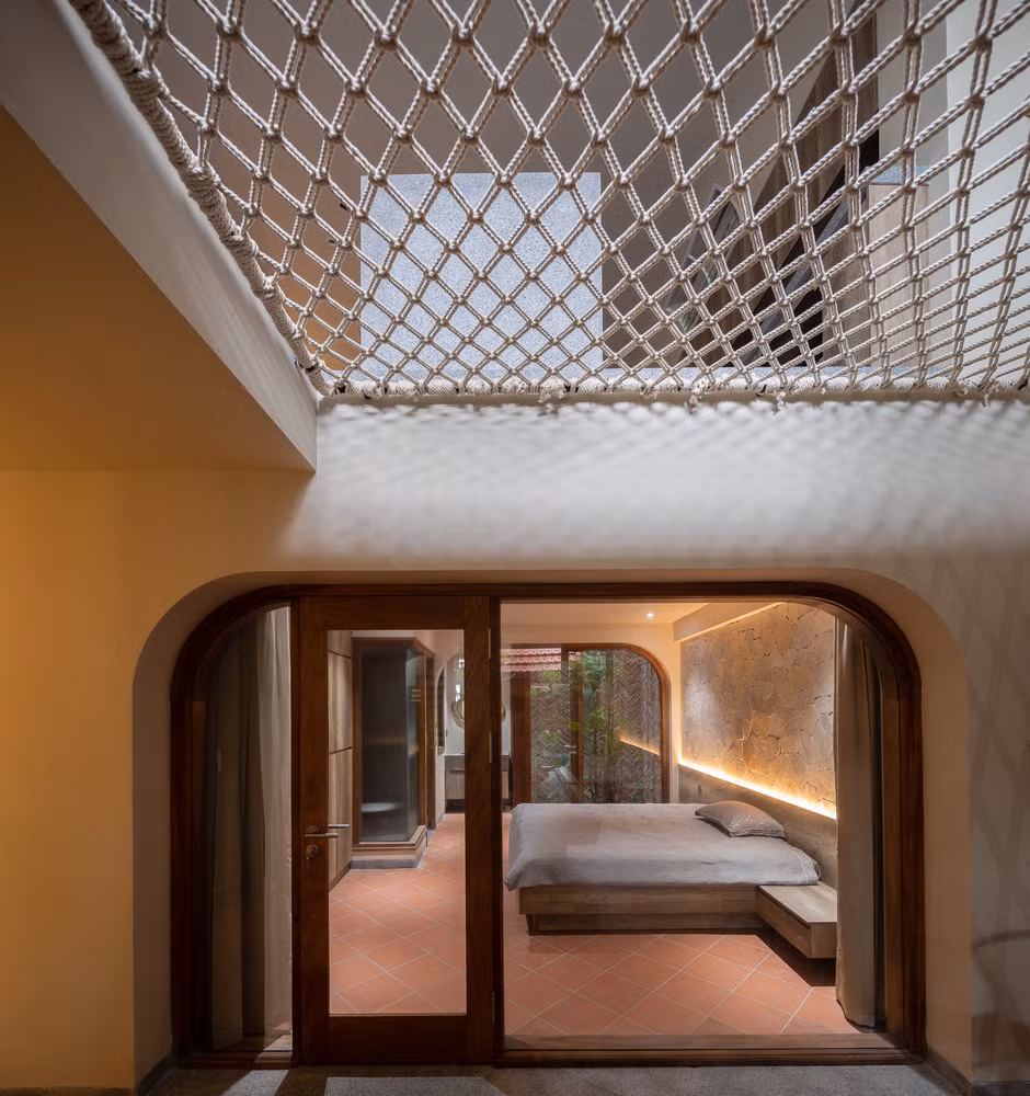 Nội thất và vật dụng được bố trí với ngôn ngữ ĐỤC- TRỔ tạo nên không gian như một tác phẩm điêu khắc.